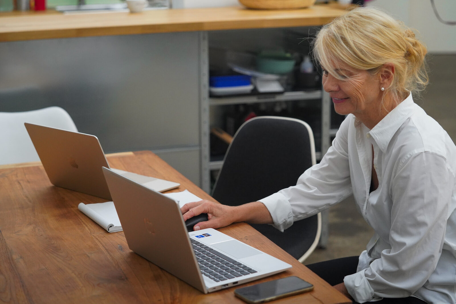 Mitarbeitende von Travel Job Market sitzt am Laptop und arbeitet.