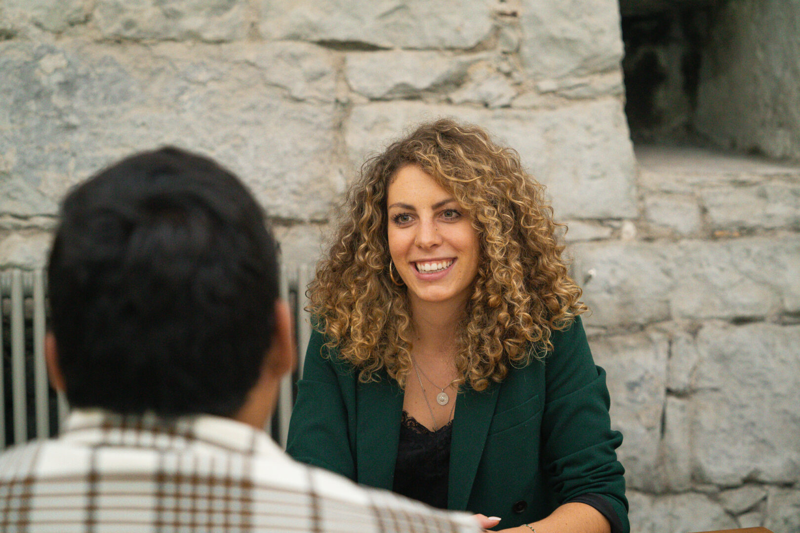 Mitarbeiter von Travel Job Market spricht mit Kandidaten.