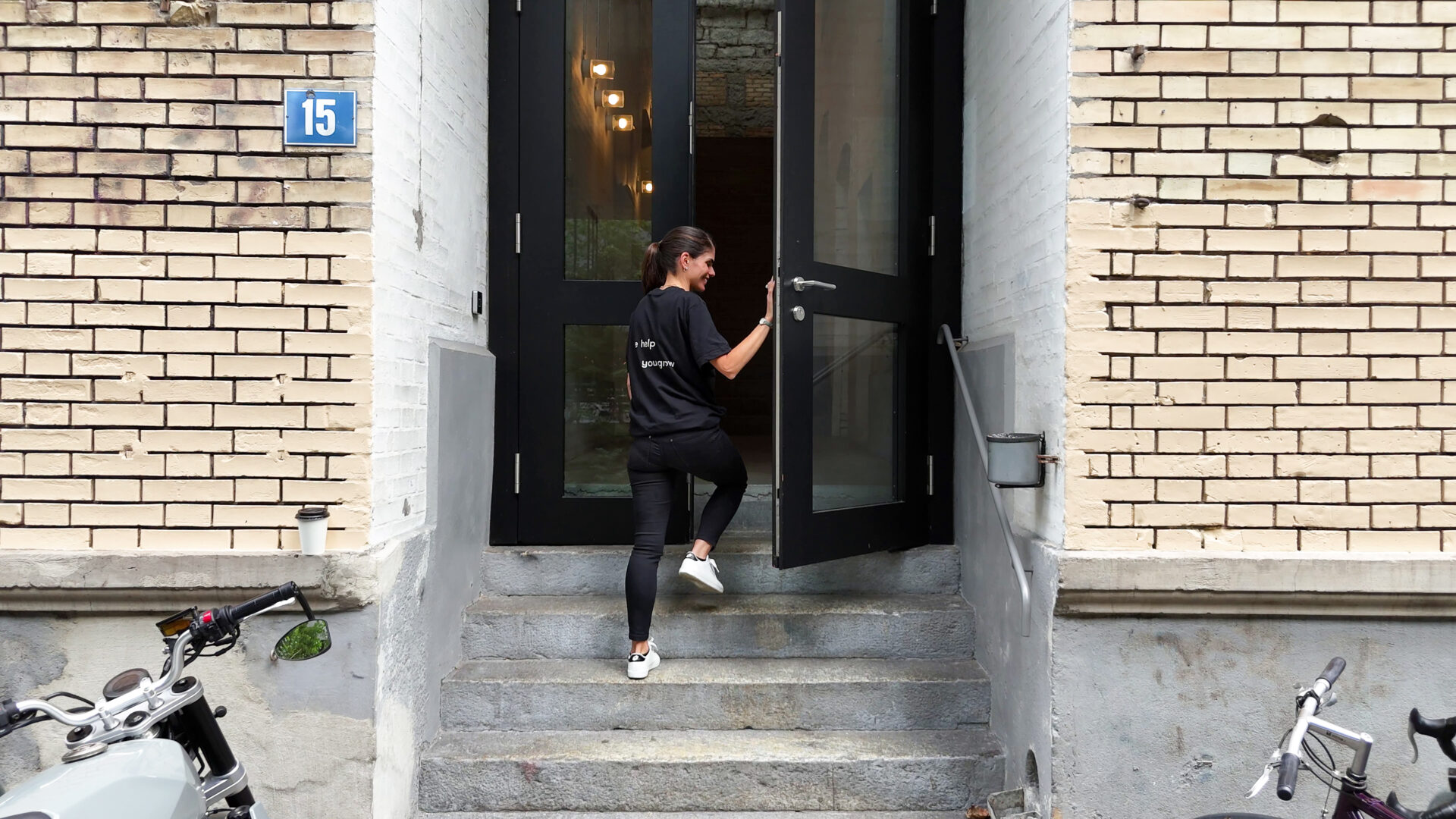 Beatriz steigt eine Treppe hoch und öffnet die Tür